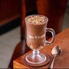 Chocolate meio amargo, pralinê de castanha de caju e flor de sal.