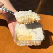 Bolo gelado com abacaxi a coco cremoso, massa de baunilha. Obs. 1: não alteramos nenhum produto ou retiramos/adicionamos ingrediente. Obs. 2: produto de consumo imediato. Obs. 3: alguns produtos podem vir com vencimento do mesmo Dia.