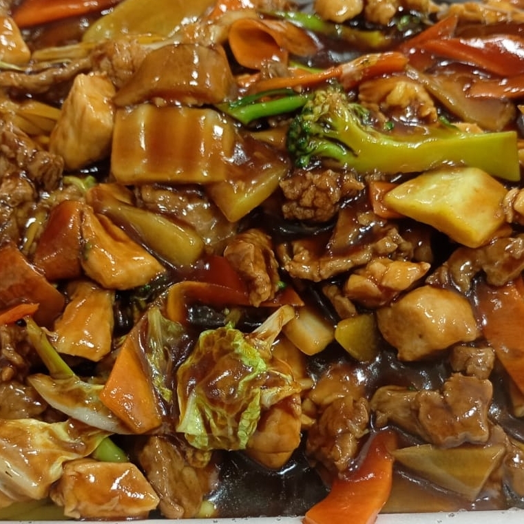 carne, frango, e legumes fateado, acelga, cenoura, Brocolis, e chuchu, couve, a base de molho shoyu e temperos de chef ,