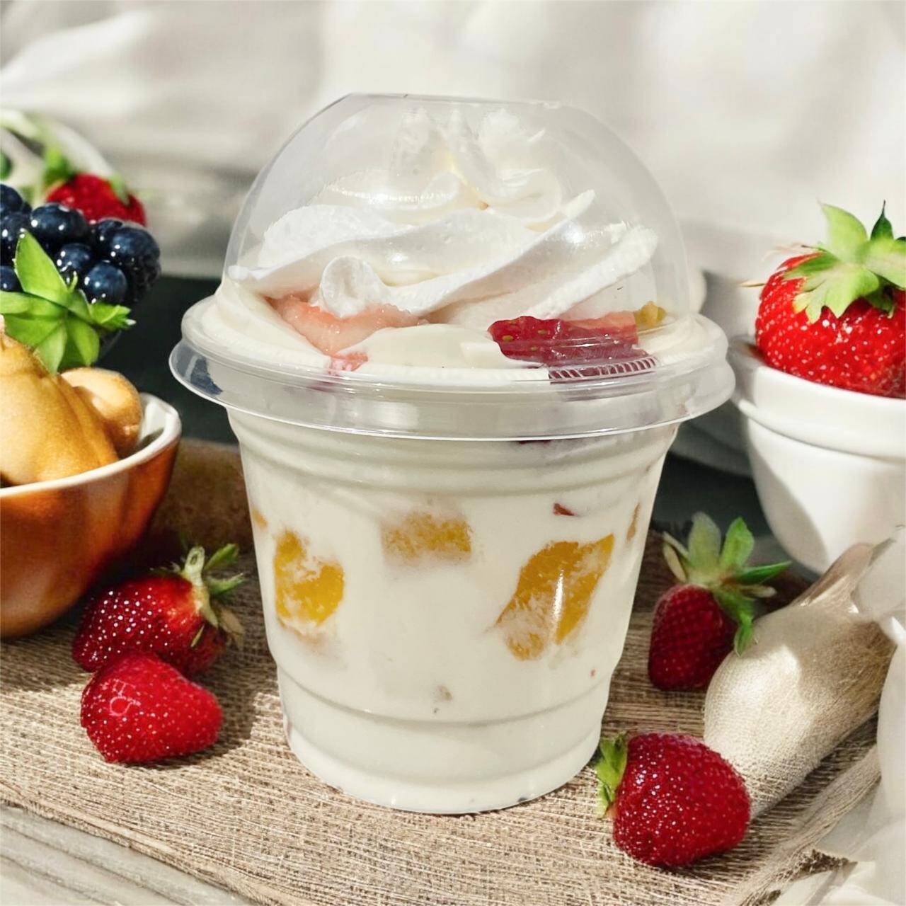 Fresas y Durazno Con Crema 10oz