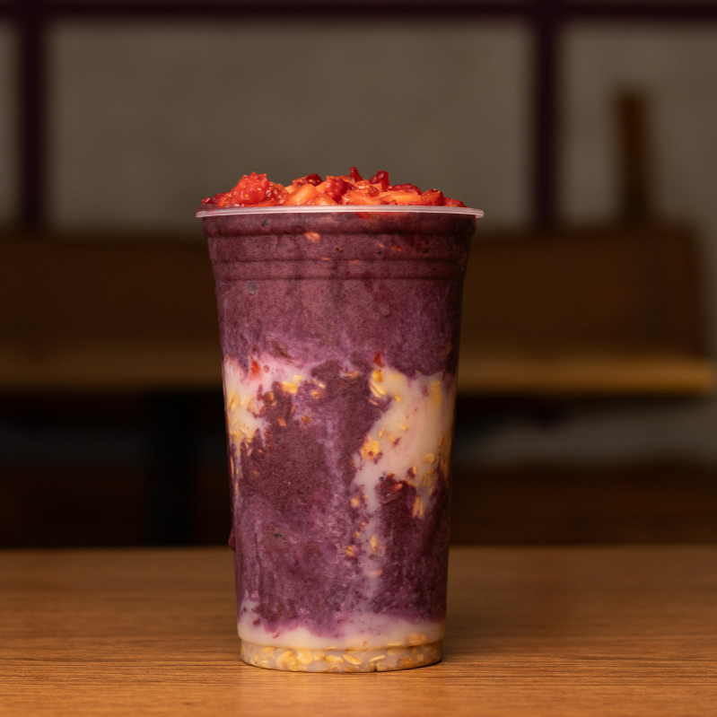 Nosso delicioso açai acompanhado de granola, leite condensado e muitooo morango