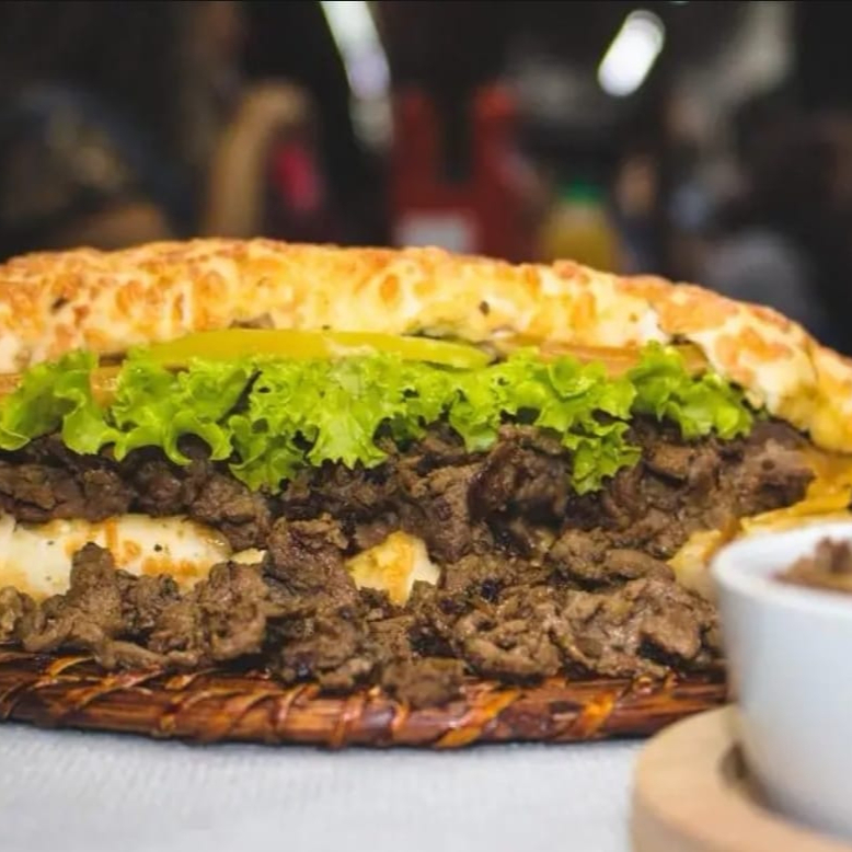 Pão baguete Heimer com picanha, queijo mussarela, chimichurri e personalização de verduras e molhos