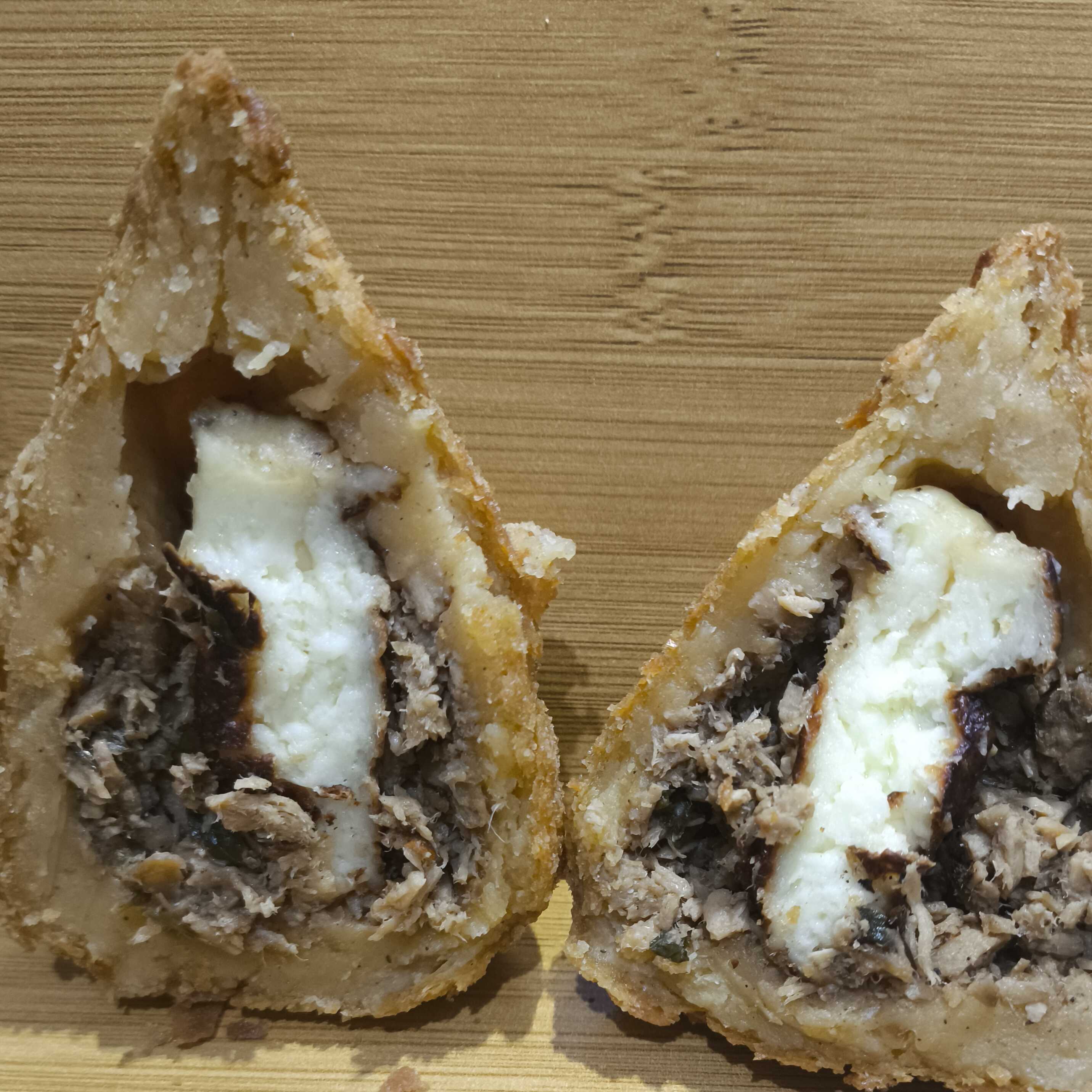 Deliciosas, crocantes por fora e super recheadas por dentro. Feitas com ingredientes selecionados e fritas na hora.