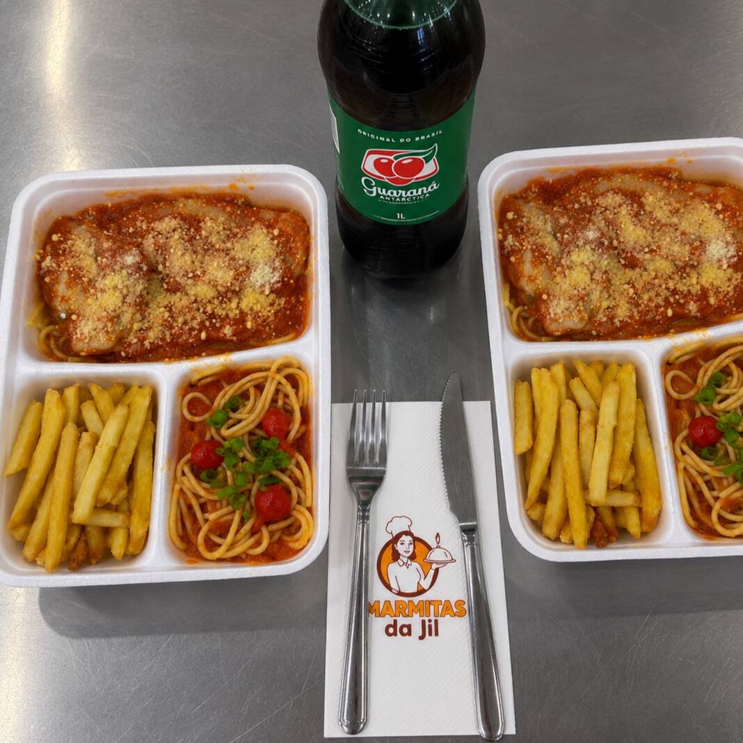 Delicioso combo duplo preparado para quem gosta de comer bem! São 2 marmitas completas, cada uma com: Parmegiana suculenta, coberta com molho de tomate encorpado e finalizada com queijo bem derretido e parmesão ralado Batata frita dourada e crocante, no ponto certo Espaguete ao molho vermelho, com tomates cereja e toque de ervas frescas Para completar, acompanha 1 Guaraná Antarctica de 1 litro, bem gelado, perfeito para harmonizar com o prato.
