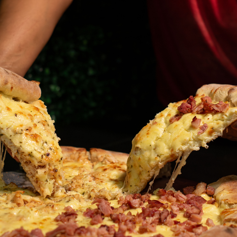 Esse combo especial é para toda a família. Duas pizzas de 35 cm, com 10 fatias cada uma + uma Coca-Cola de 2 litros.
