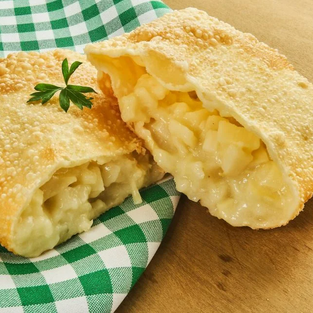 Um pastel de aproximadamente 20 cm, feito com massa crocante e dourada, recheio generoso e ingredientes selecionados para entregar uma experiência saborosa do começo ao fim.
Ingredientes: frango, requeijão e palmito