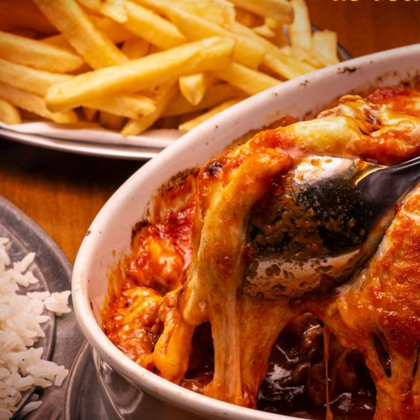 Filét mignon empanado, com delicioso molho de tomate, coberto com mussarela, acompanha (Arroz e Fritas)