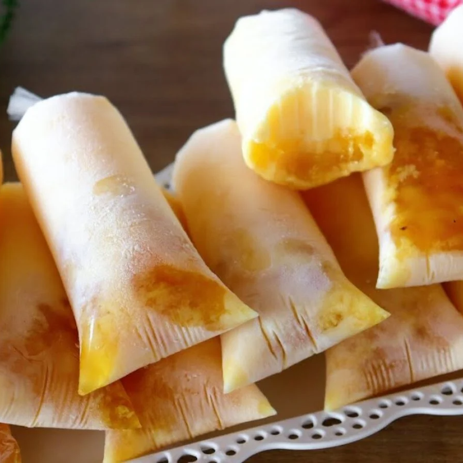 Geladinho cremoso de coco de verdade com calda 100% artesanal de abacaxi.