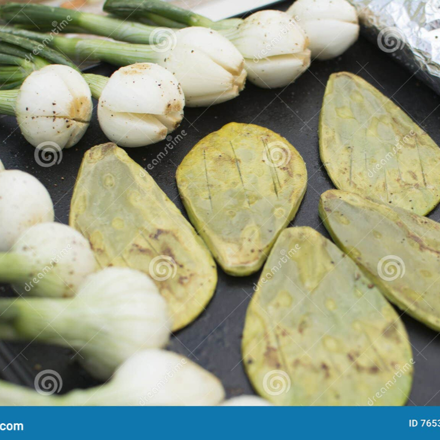Orden de nopal y cebollas cambray