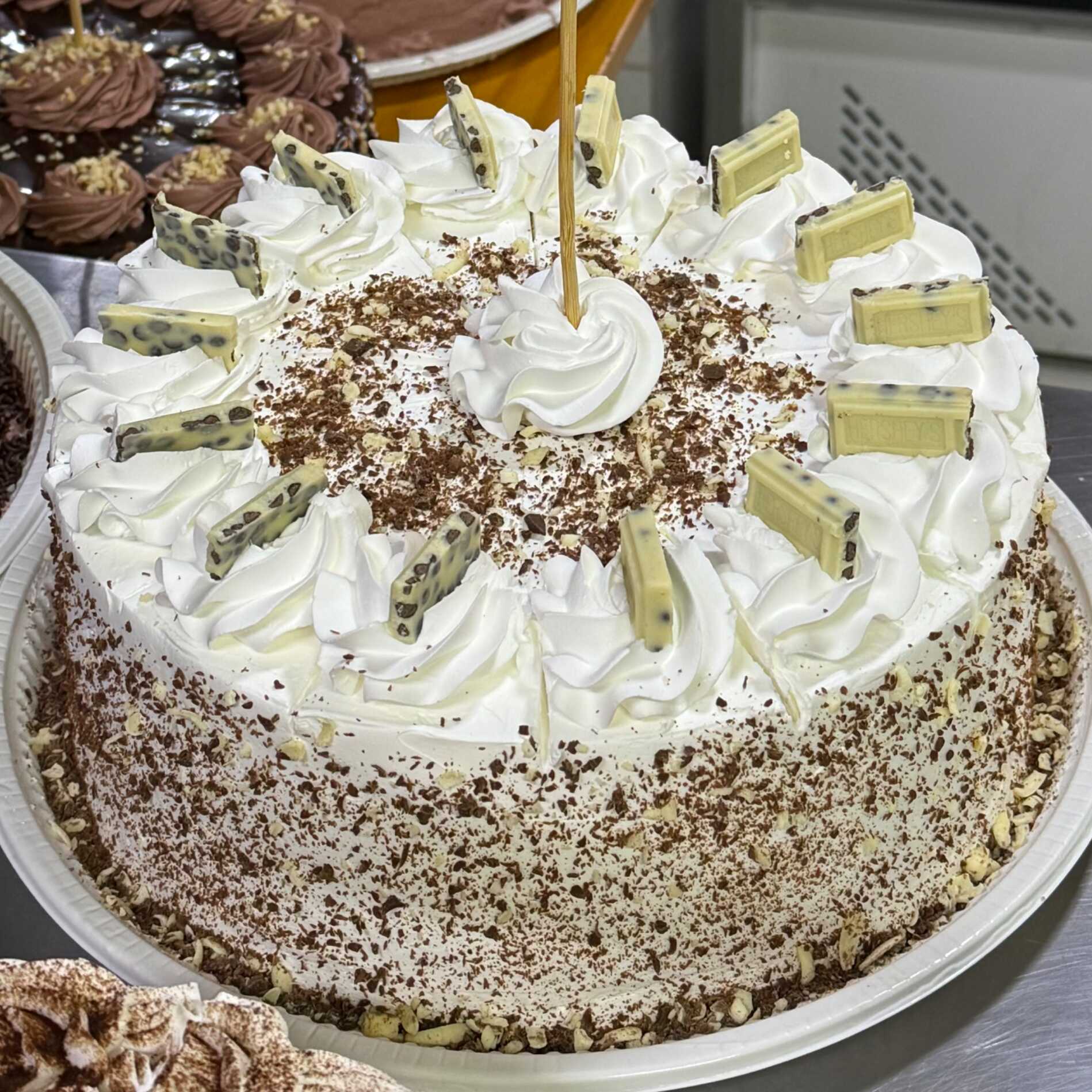 Massa de baunilha macia, recheada com uma camada de brigadeiro de chocolate e outra de brigadeiro de Ninho, finalizada com chantininho leve e cremoso.