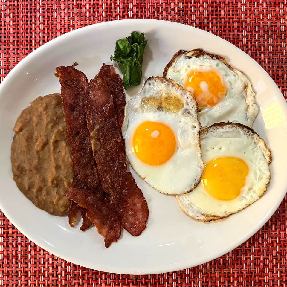 Huevos al Gusto con Tocino y Frijolitos Refritos