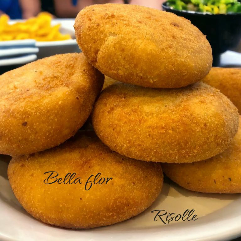 Risoles recheado com presunto suculento e queijo derretido, envolto em uma massa crocante.