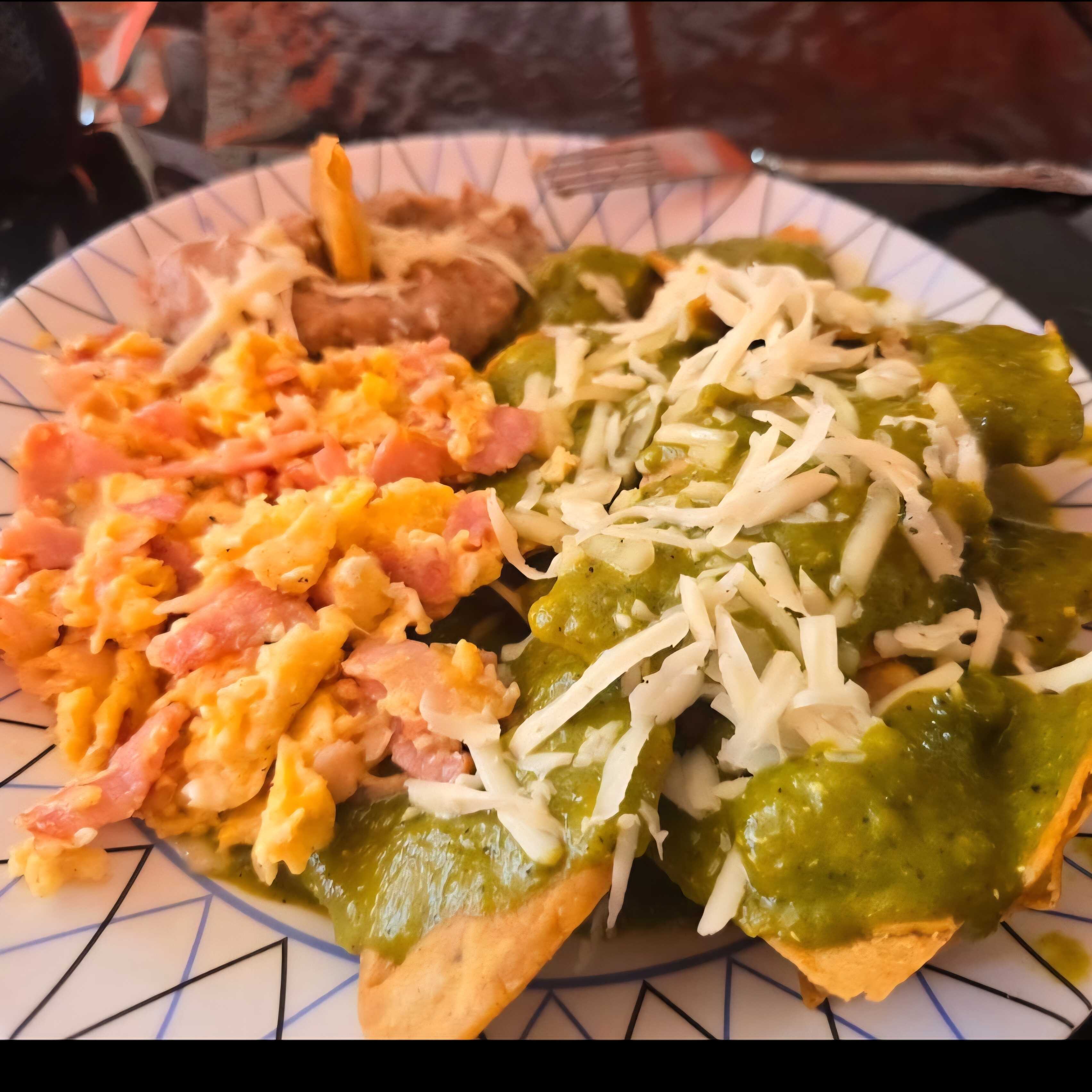 Chilaquiles Verde con 2 Huevo y Frijoles