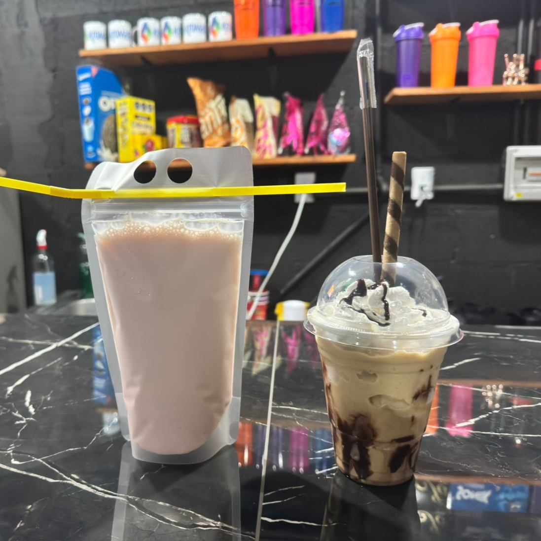 2 MALTEADAS DE FRESAS + 1 FRAPPE DE KISSES