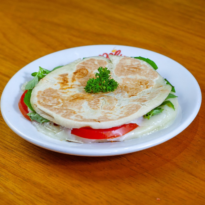 Mussarela de búfala, tomate fresco e manjericão no pão árabe.