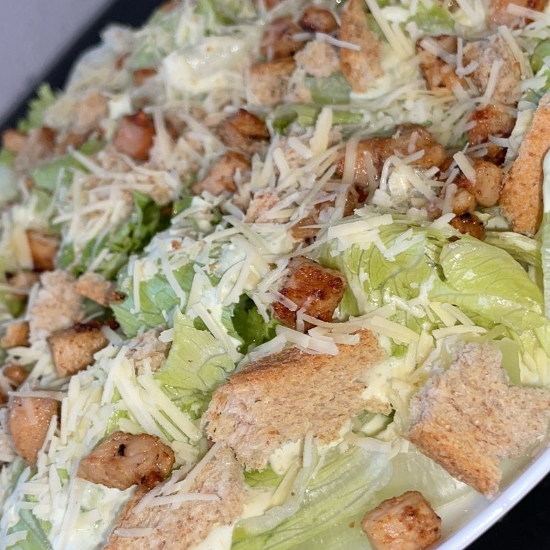 Experimente a clássica Salada Caesar, feita com ingredientes selecionados: alface crocante, frango grelhado suculento, croutons dourados, lascas de parmesão e molho Caesar cremoso que dá o toque final perfeito. Uma opção leve, deliciosa e ideal para quem quer sabor sem abrir mão da praticidade.