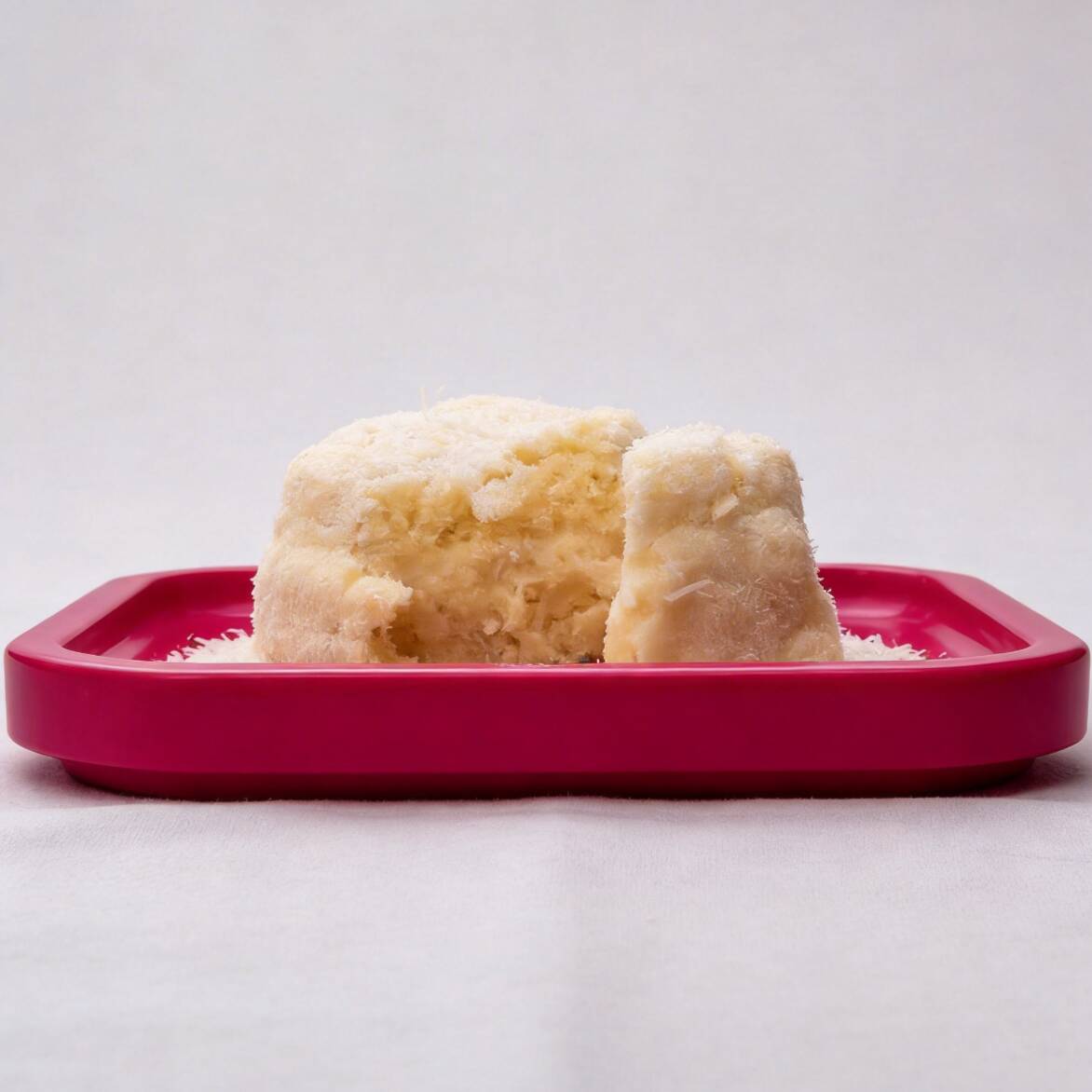 Bolo gelado de coco com recheio de coco.