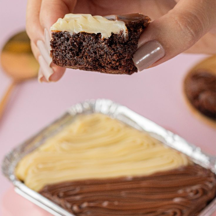 Camada de Brownie Coberto com os dois cremes juntos chocolate blend e creme de Leite ninho