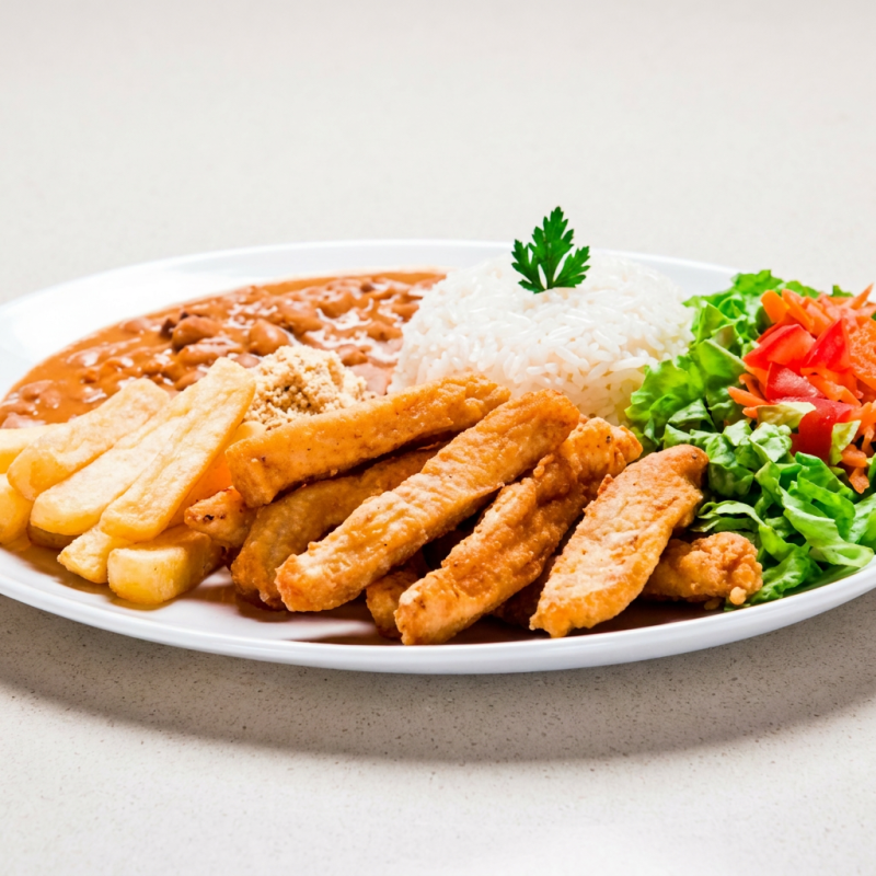 Arroz, feijão,farofa, salada,batata frita e a isca de peixe crocante