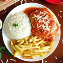 montado na marmita P de 500ML temos um delicioso File de frango à parmegiana com arroz e fritas