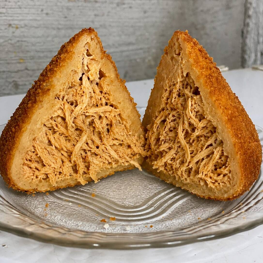 Clássica e irresistível! Massa crocante por fora, recheio de frango desfiado, temperado na medida certa. Ideal para qualquer momento do dia, perfeita para acompanhar um café ou matar aquela fome de salgado. Experimente agora e sinta o sabor caseiro! 🥟
