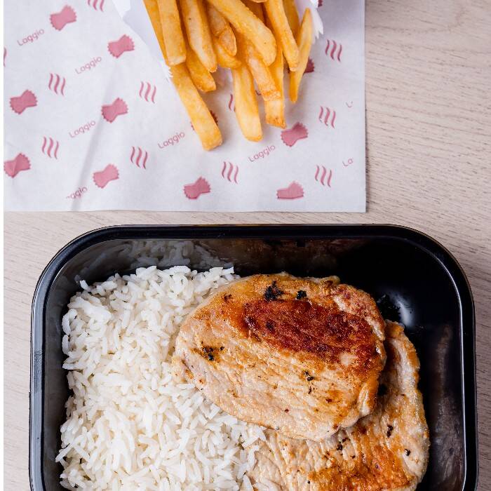 Filé de lombo suíno premium grelhado e selado, finalizado com um exclusivo toque cítrico. Macio e surpreendente! Acompanha arroz e fritas.