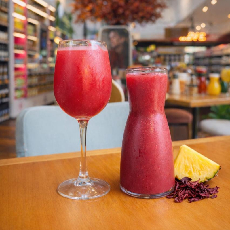 Infusão de hibisco, sem açúcares e adoçantes e abacaxi natural.