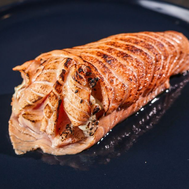 Camarão empanado, arroz japonês e cream cheese envoltos de filé de salmão maçaricado. Aproximadamente 300g.