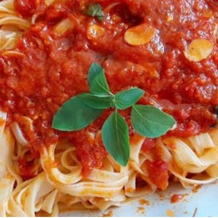 Uma deliciosa massa talharim ao molho sugo.