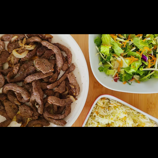 O verdadeiro sabor da brasa no seu almoço! Tiras macias e selecionadas de carne bovina (150g), seladas em fogo alto na chapa para reter toda a suculência, finalizadas com muita cebola dourada. Servido com arroz branco soltinho (170g), feijão carioca cremoso com bacon e calabresa (180g) e salada sazonal refrescante (100g).
📦 Entregue quentinho na nossa embalagem selada, com gostinho de churrasco feito na hora. (Aprox. 600g).