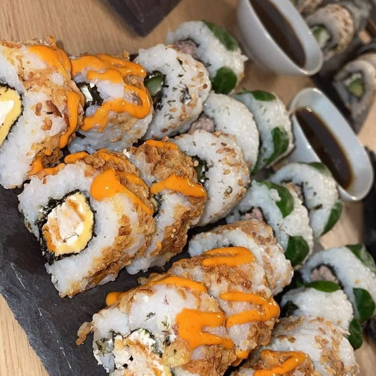 25 SUSHI CON POLLO TERIYAKI Y ROLLOS EMPANIZADOS