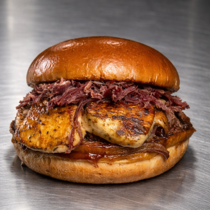 150g carne, pão chapeado na manteiga de garrafa, queijo coalho selado, charque desfiada e finalizado com melaço de cana.