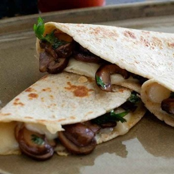 Quesadilla con Champiñones y Epazote
