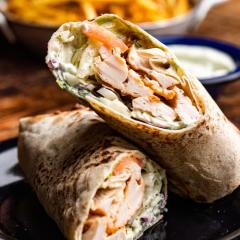 Kebab de frango suculento e bem temperado, preparado com ingredientes frescos e recheio caprichado, acompanhado de batatas fritas crocantes finalizadas com zaatar. Uma combinação deliciosa, aromática e cheia de sabor!