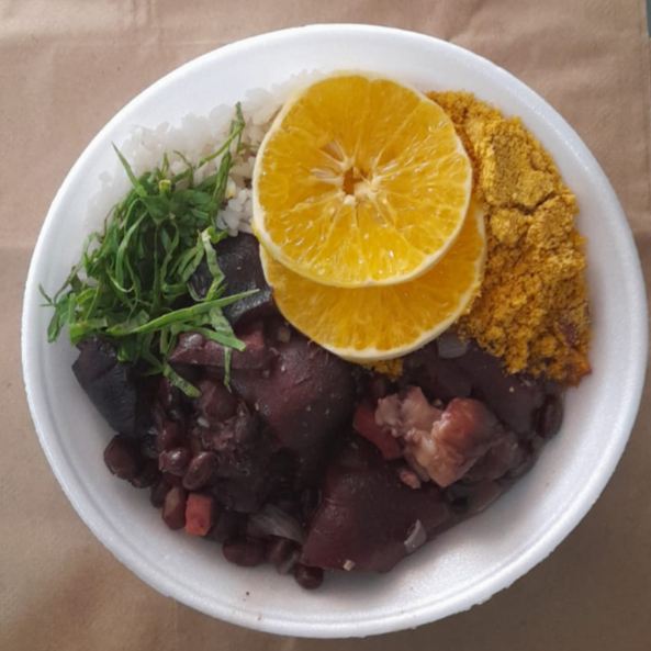 feijoada,arroz, couve, e farofa. Enviados na marmita de isopor biodegradável de 750ml
