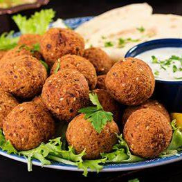 6 unidades - extremamente crocantes por fora e macios por dentro. Acompanha pão árabe e molho de gergelim