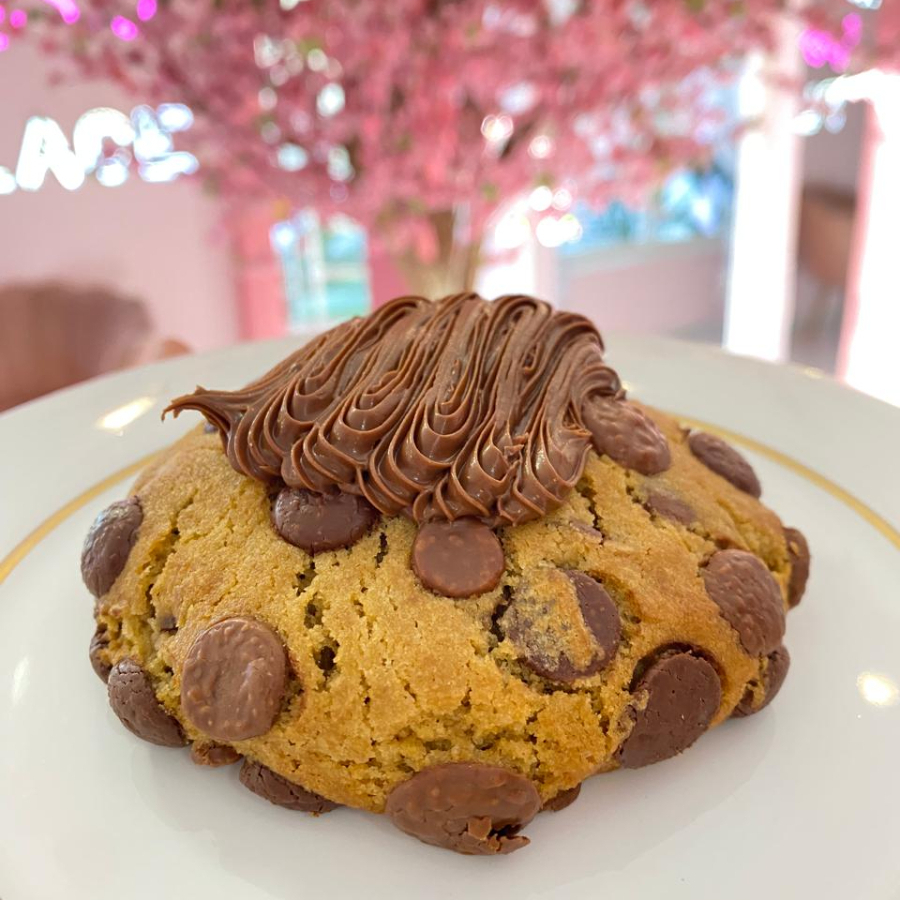 Combinação perfeita de cookie com gotas de chocolate recheados com muita Nutella . Peso médio 120g.