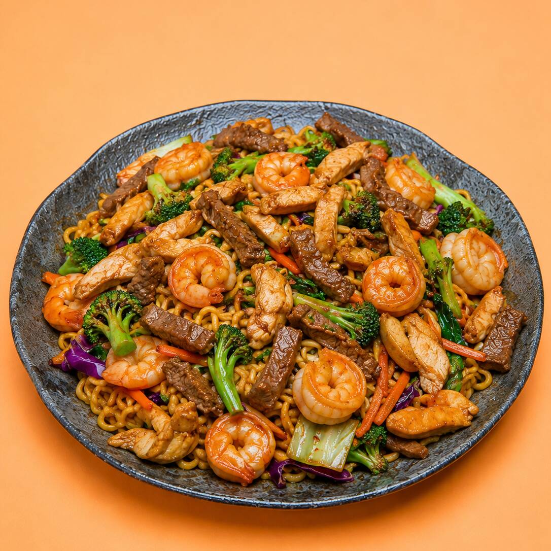 Delicioso Yakissoba Especial bastante Recheado com : Camarão Fresco, Frango bem temperado e Carne , Servido com Legumes Frescos e Molho Especial. Serve Bem Até 01 Pessoa.