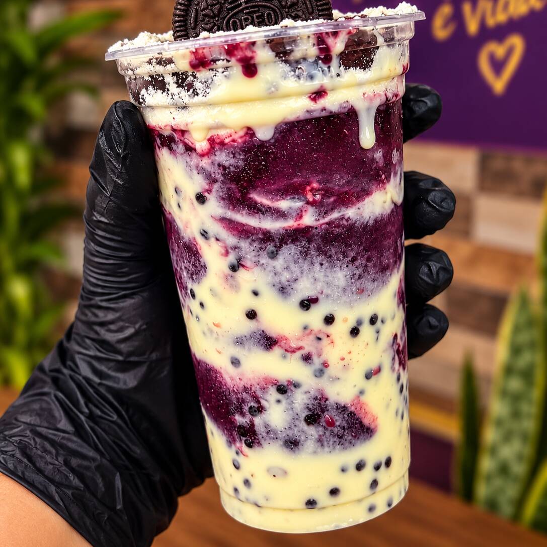 Açaí cremoso banhado no creme de Ninho com oreo, com camadas de leite em pó e finalizado com Oreo triturado. Um dos especiais da casa. Simples, direta e profissional.