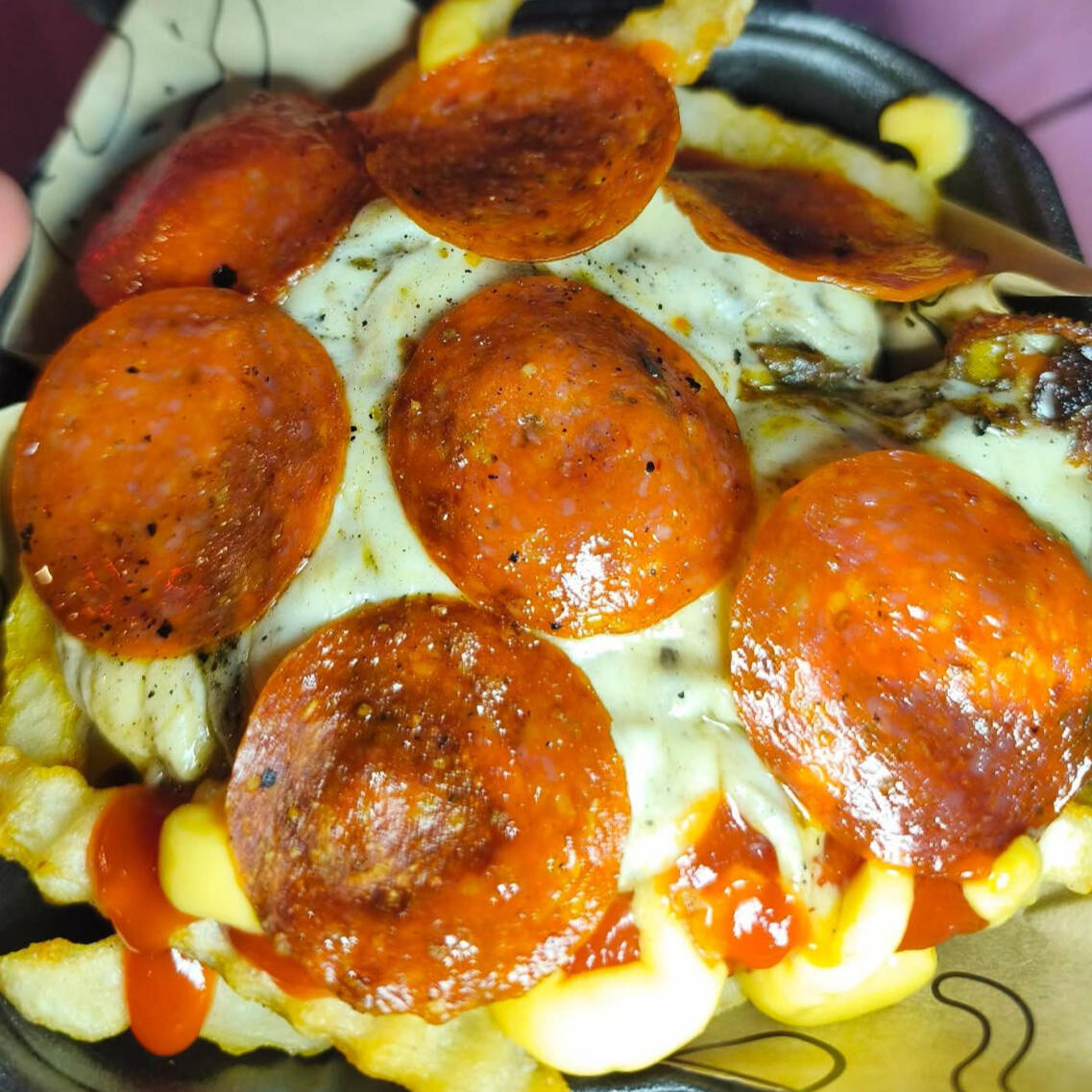 Papas a la Francesa con Queso y Pepperoni