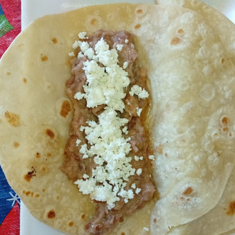Taco de Harina - Frijoles con Queso
