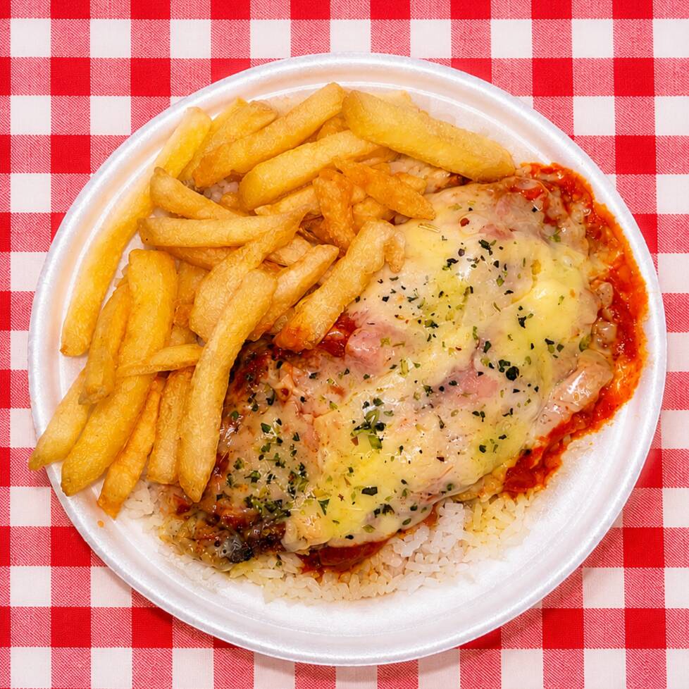 Marmita de parmegiana de frango com arroz, feijão e batata frita,: uma refeição prática, saborosa e leve, perfeita para matar a fome com simplicidade e muito sabor.