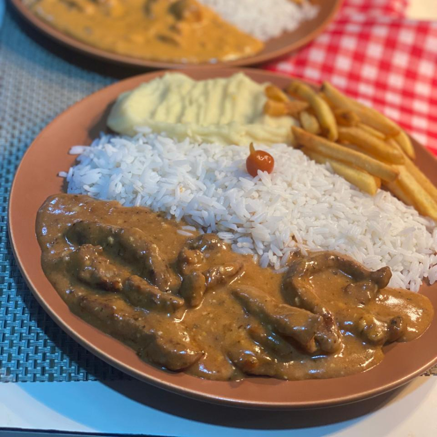 Strogonoff de carne feito com iscas de maminha macias e bem temperadas, servido com arroz branco. Uma refeição saborosa e ideal para uma pessoa.