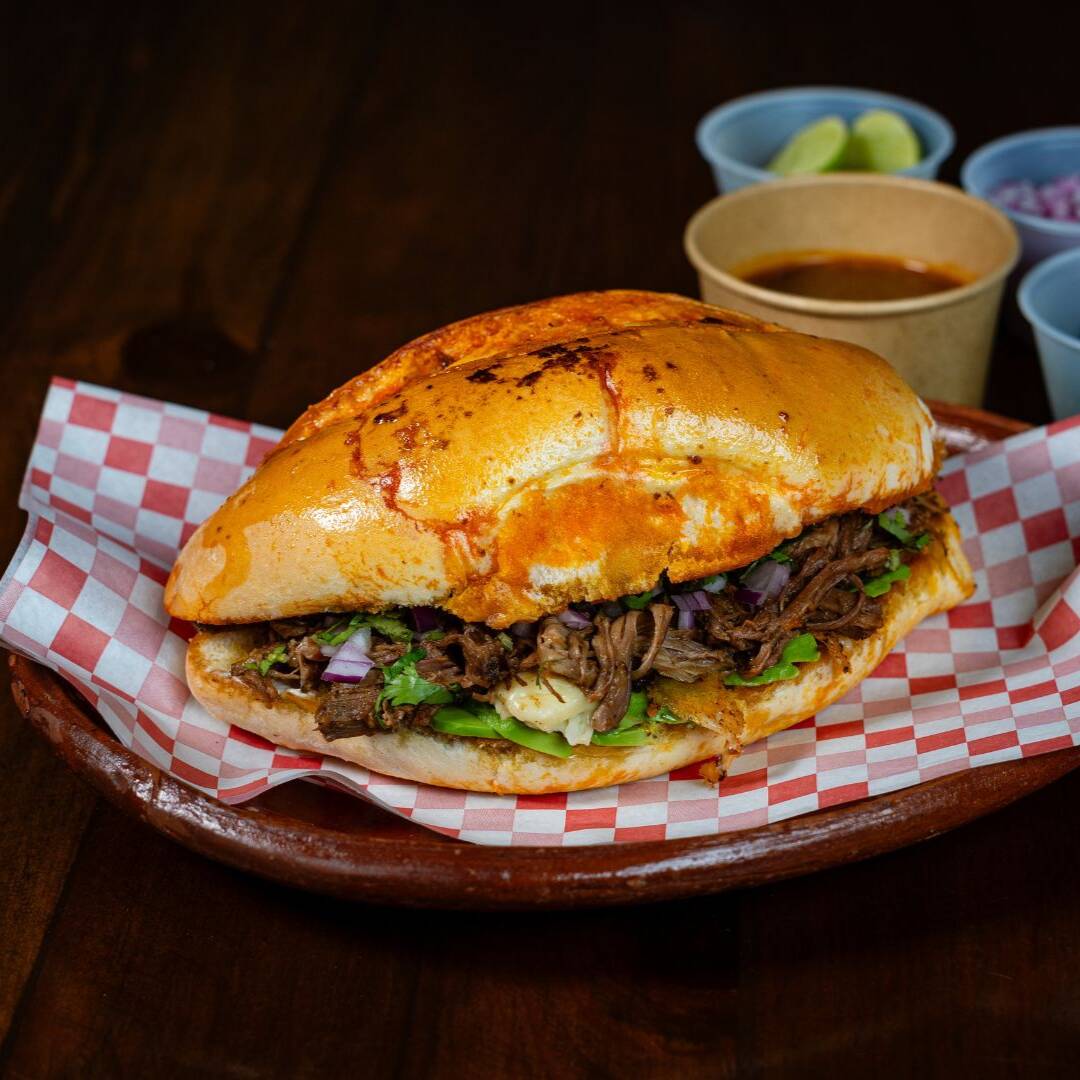 Torta de Birria (Bolillo)