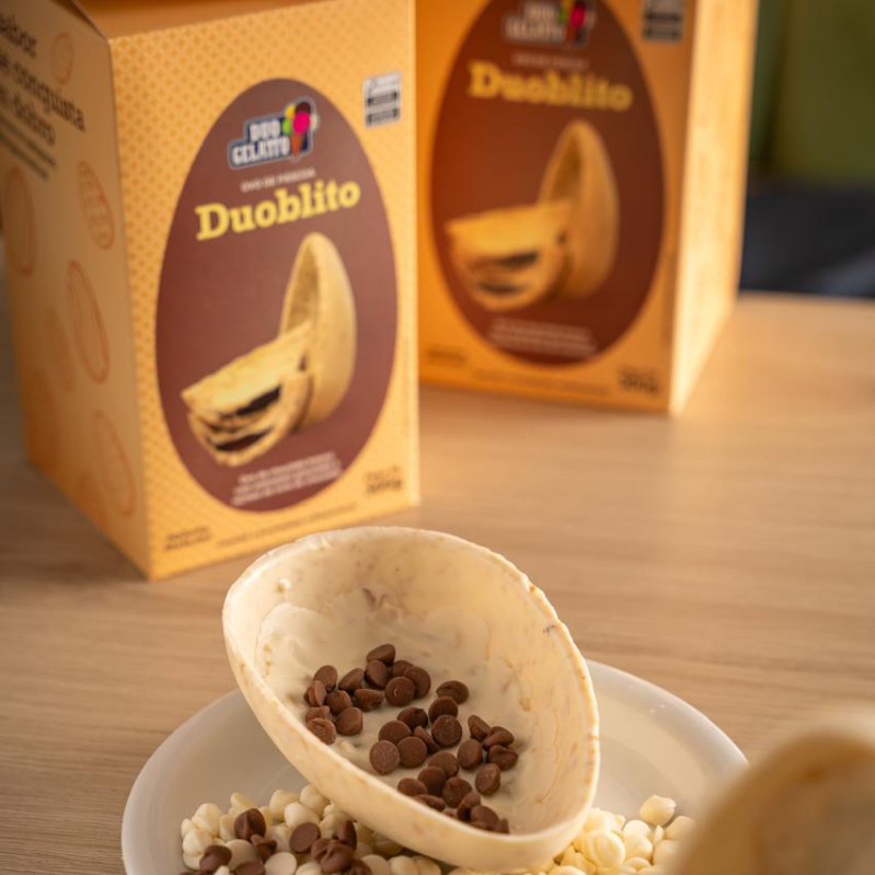 300g de Ovo de Páscoa com casquinha de chocolate branco com amendoim granulado e recheio de trufa de chocolate ao leite. Neste modelo você ganha um vale presente para trocar por produtos em nossa rede de lojas.