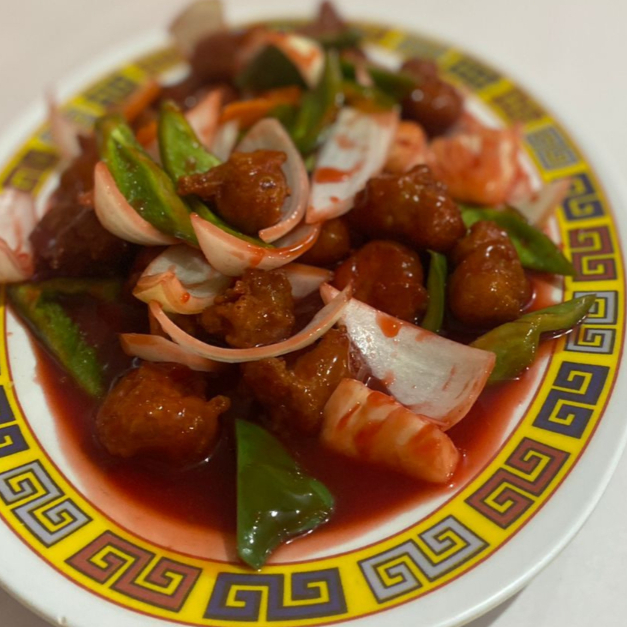 Porco Agridoce, risoto chop suey e 2 rolinhos primavera.