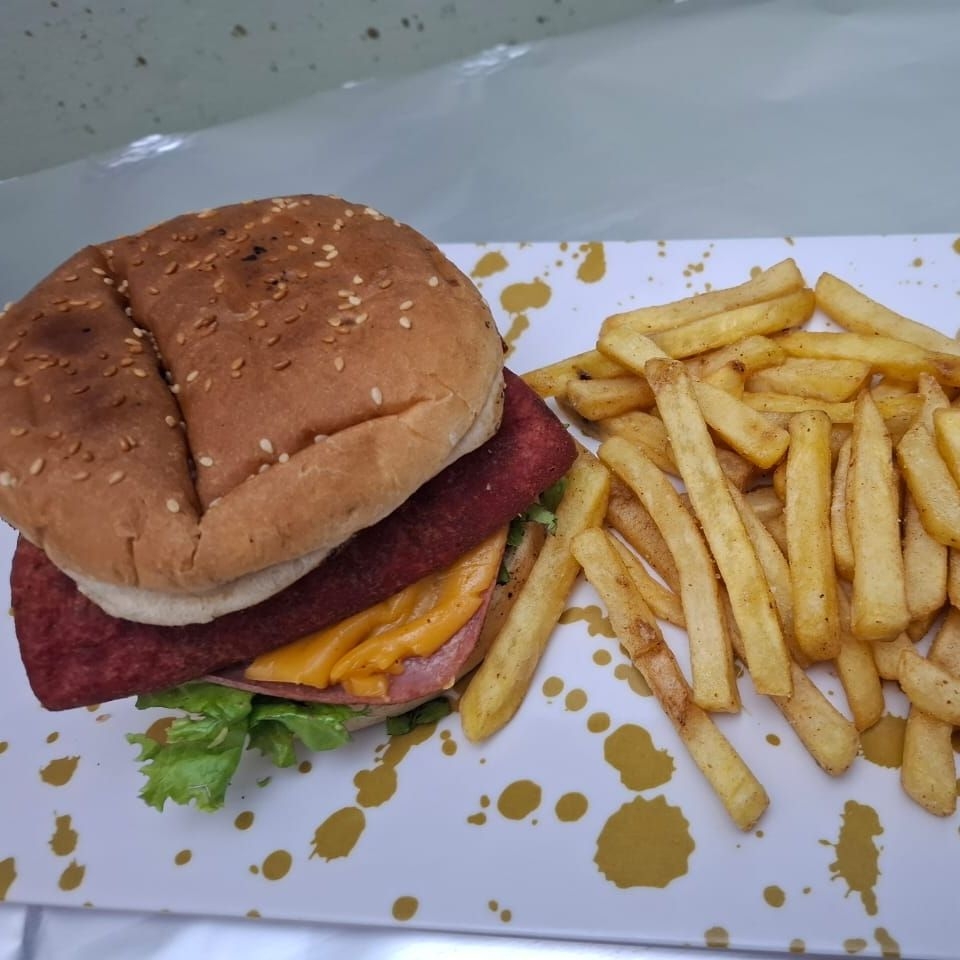 Salchiburger + Papas