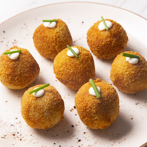 Mistura de arroz, salmão, cream cheese e cebolinha