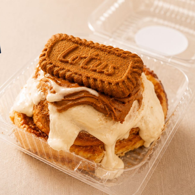 Roll tradicional con Topping de Lotus