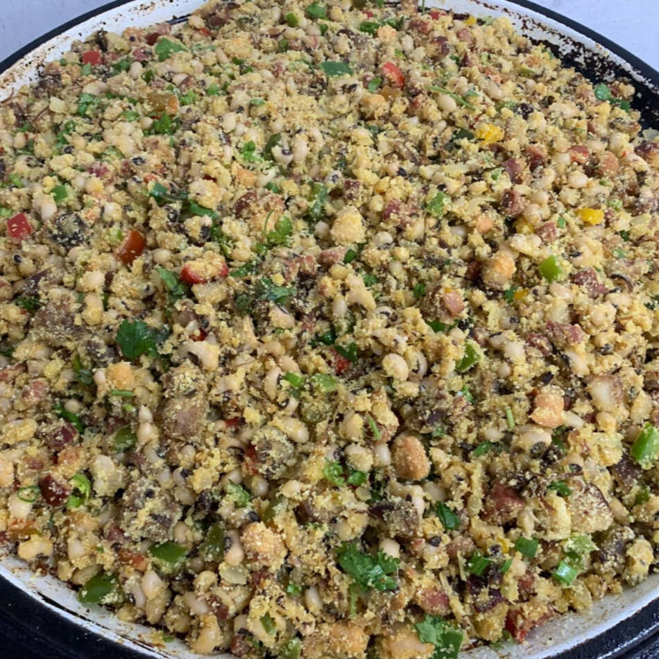 Feijão tropeiro temperado com bacon, carne seca, linguiça defumada, farinha, pimentão, cebola e alho. peso aproximadamente 450g